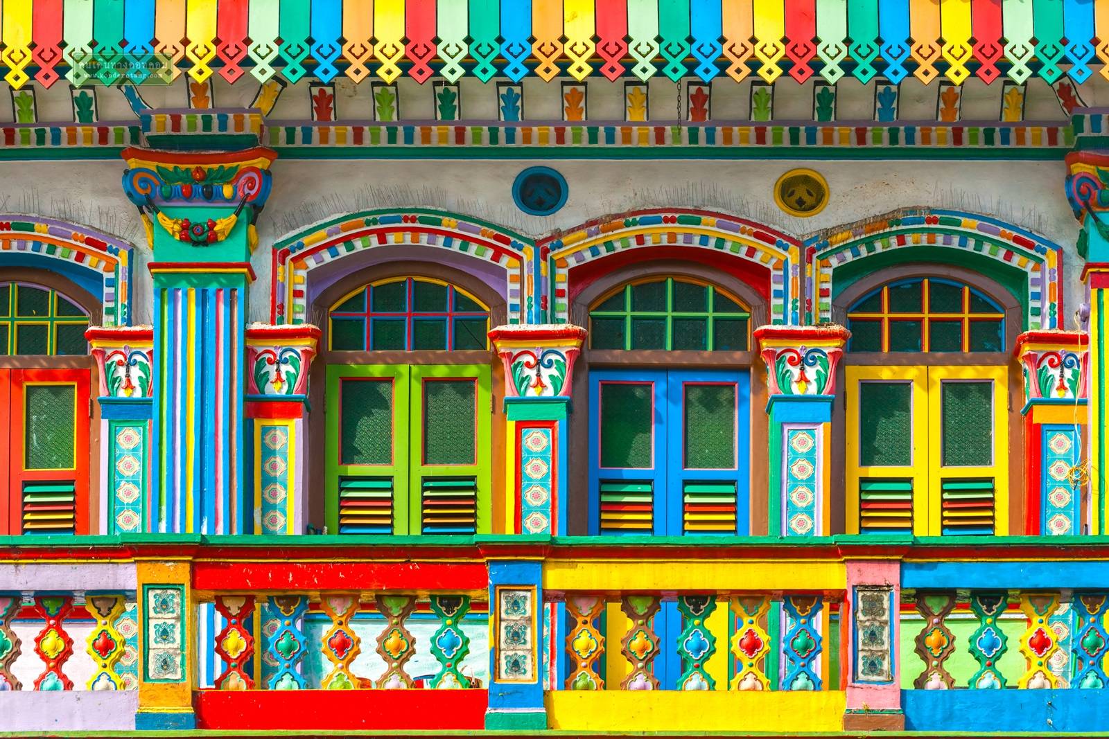 Colorful facade of building in Little India, Singapore สิงคโปร์