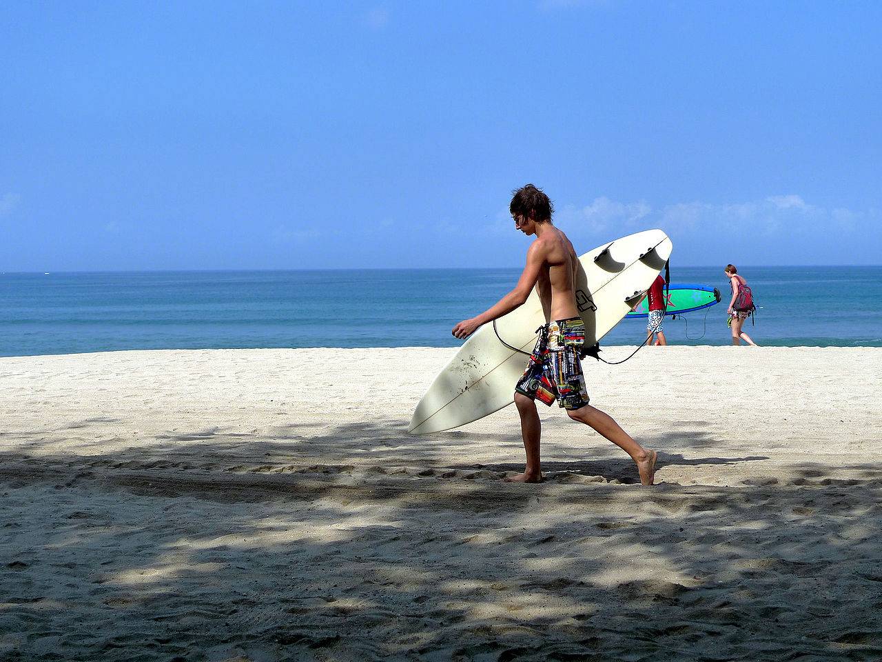 เดินเล่นหย่อนใจที่ชายหาดคูตา (Kuta beach) อินโดนีเซีย 
